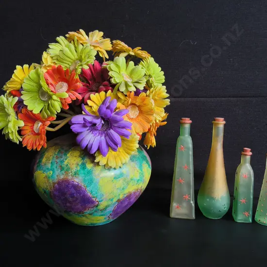 4 HAND PAINTED GLASS BOTTLES AND VASE WITH FAUX FLOWERS, TALLEST H 37 CM
