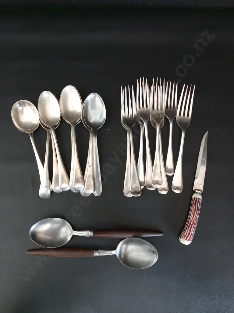 COLLECTION OF VINTAGE CUTLERY Image 1++