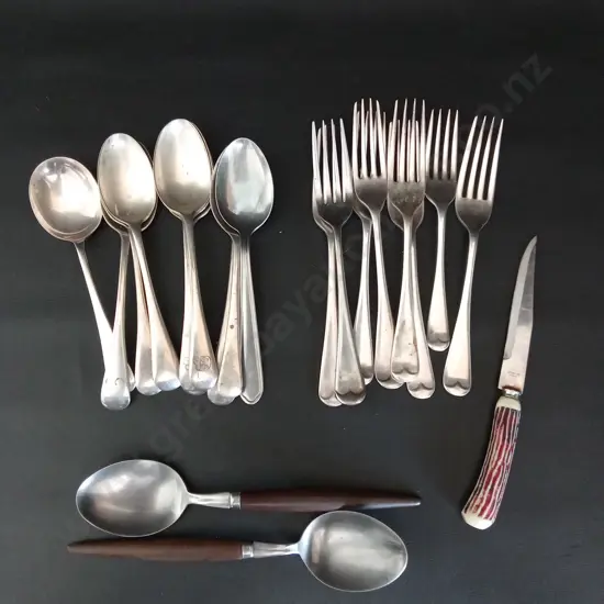 COLLECTION OF VINTAGE CUTLERY