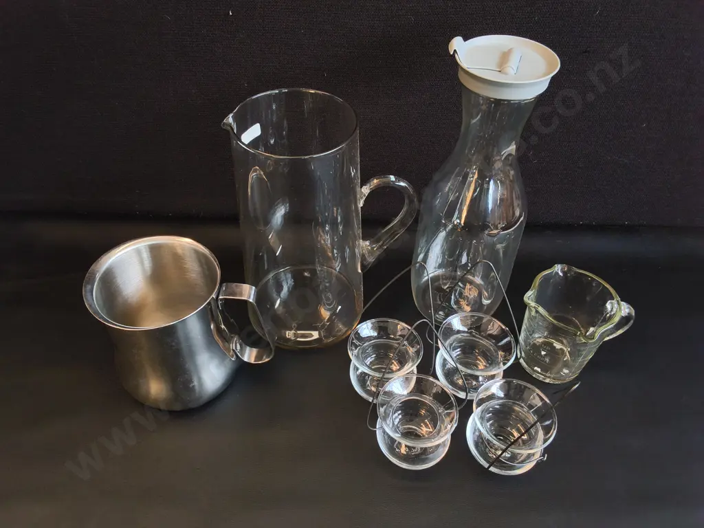 MIX OF KITCHENWARE, JUGS, PLASTIC JUICE BOTTLE, GLASS MEASURING CUP, 8 PIECES, TALLEST H 29 Image 1++