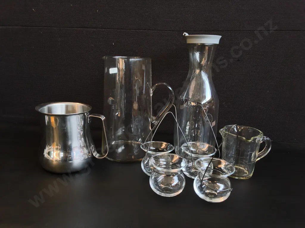 MIX OF KITCHENWARE, JUGS, PLASTIC JUICE BOTTLE, GLASS MEASURING CUP, 8 PIECES, TALLEST H 29 Image 1++