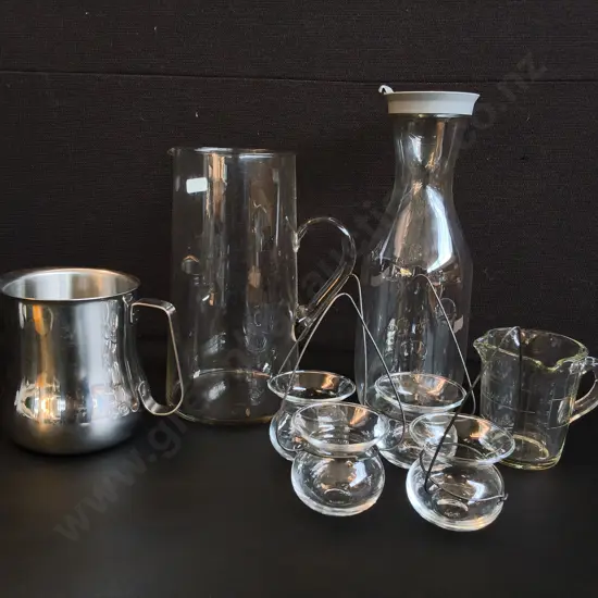 MIX OF KITCHENWARE, JUGS, PLASTIC JUICE BOTTLE, GLASS MEASURING CUP, 8 PIECES, TALLEST H 29