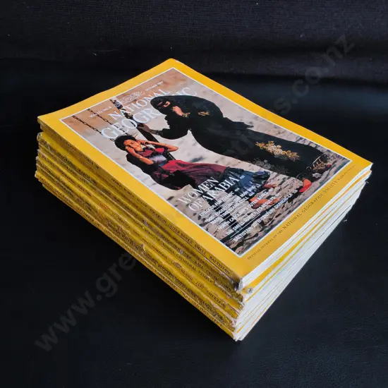 10 VINTAGE NATIONAL GEOGRAPHIC MAGAZINES