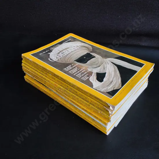 10 VINTAGE NATIONAL GEOGRAPHIC MAGAZINES