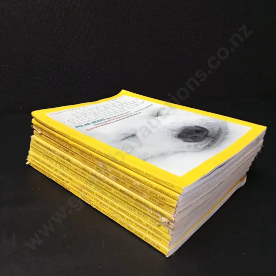 10 VINTAGE NATIONAL GEOGRAPHIC MAGAZINES