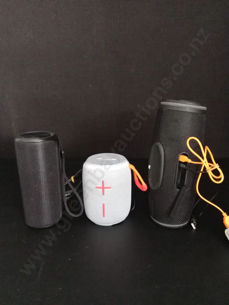BOX OF SPEAKERS ALL WORKING Image 1++