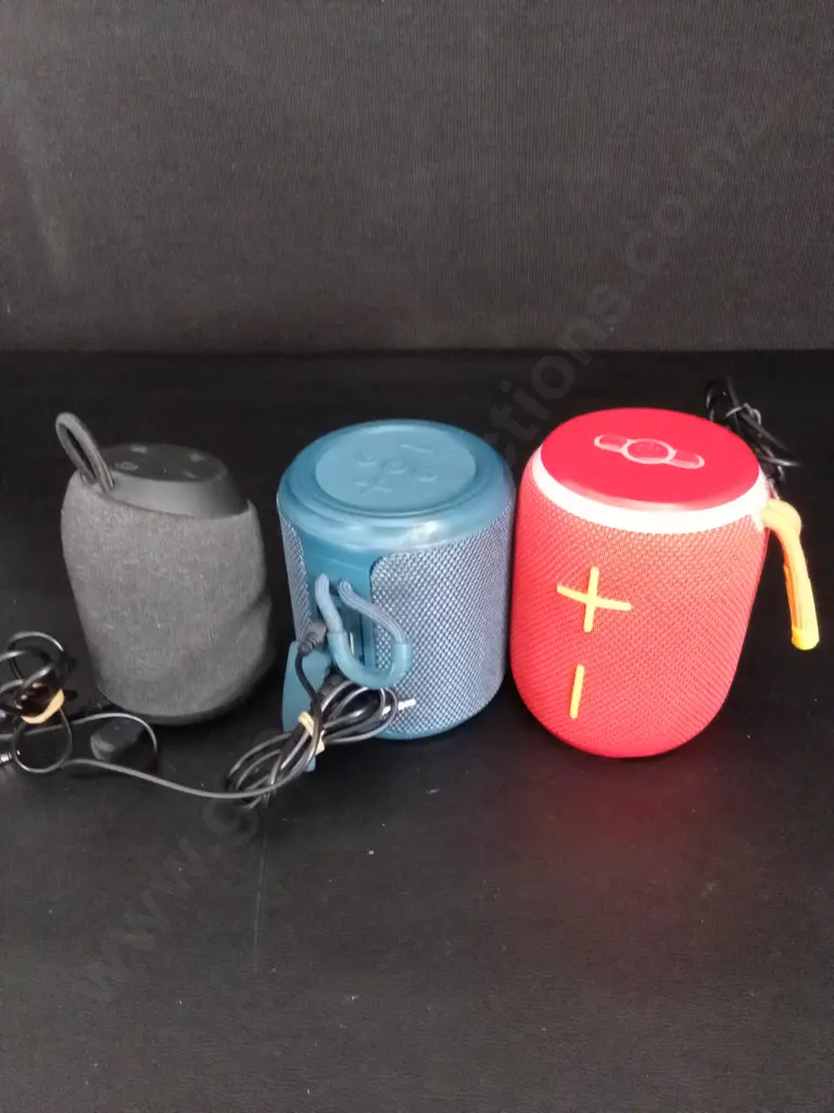BOX OF SPEAKERS ALL WORKING Image 1++