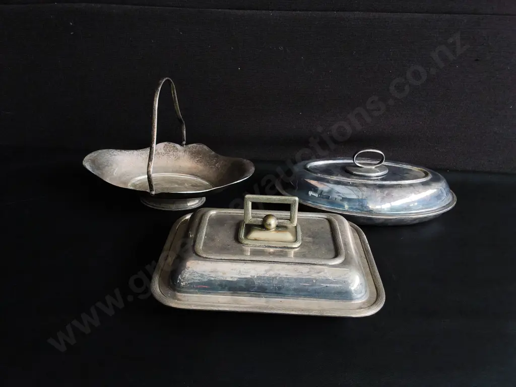 3 VINTAGE SILVER PLATED SERVIMG PIECES, WIDEST W 31 CM Image 1++