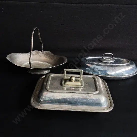 3 VINTAGE SILVER PLATED SERVIMG PIECES, WIDEST W 31 CM