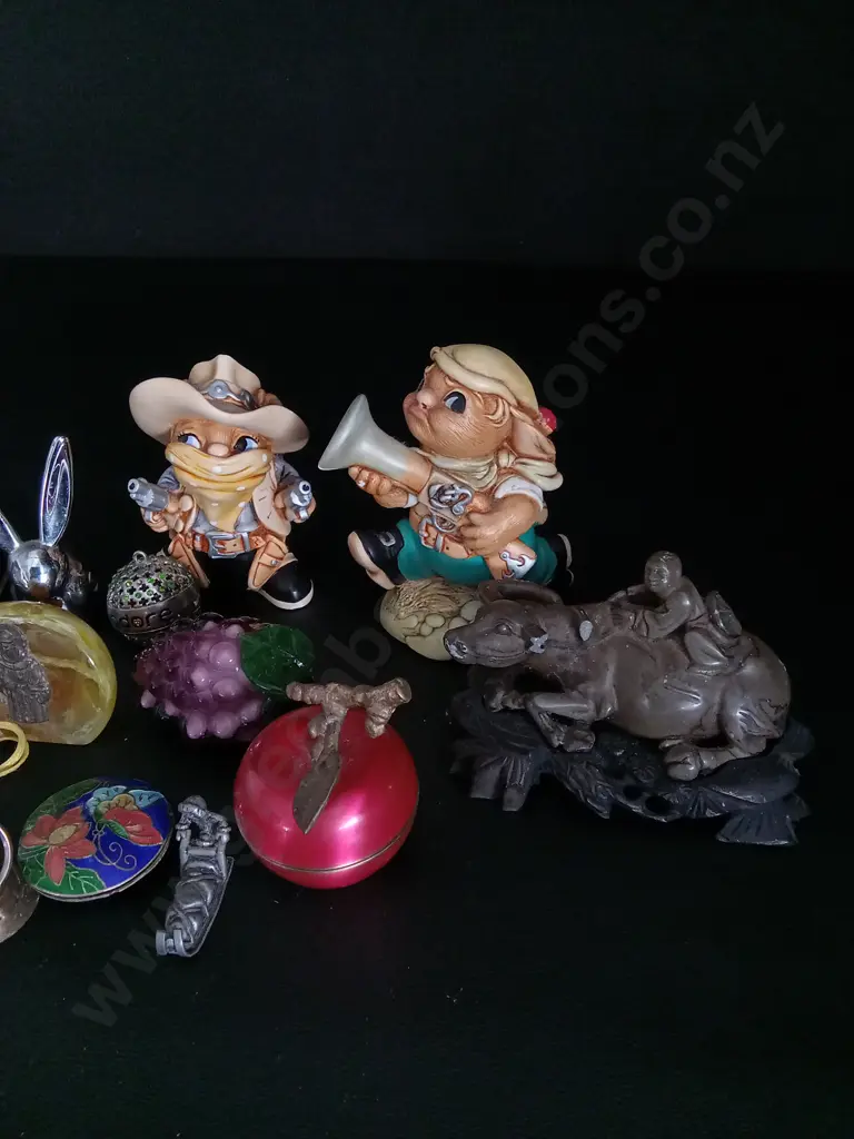 BOX OF TRINKETS TALLEST H11CM Image 1++