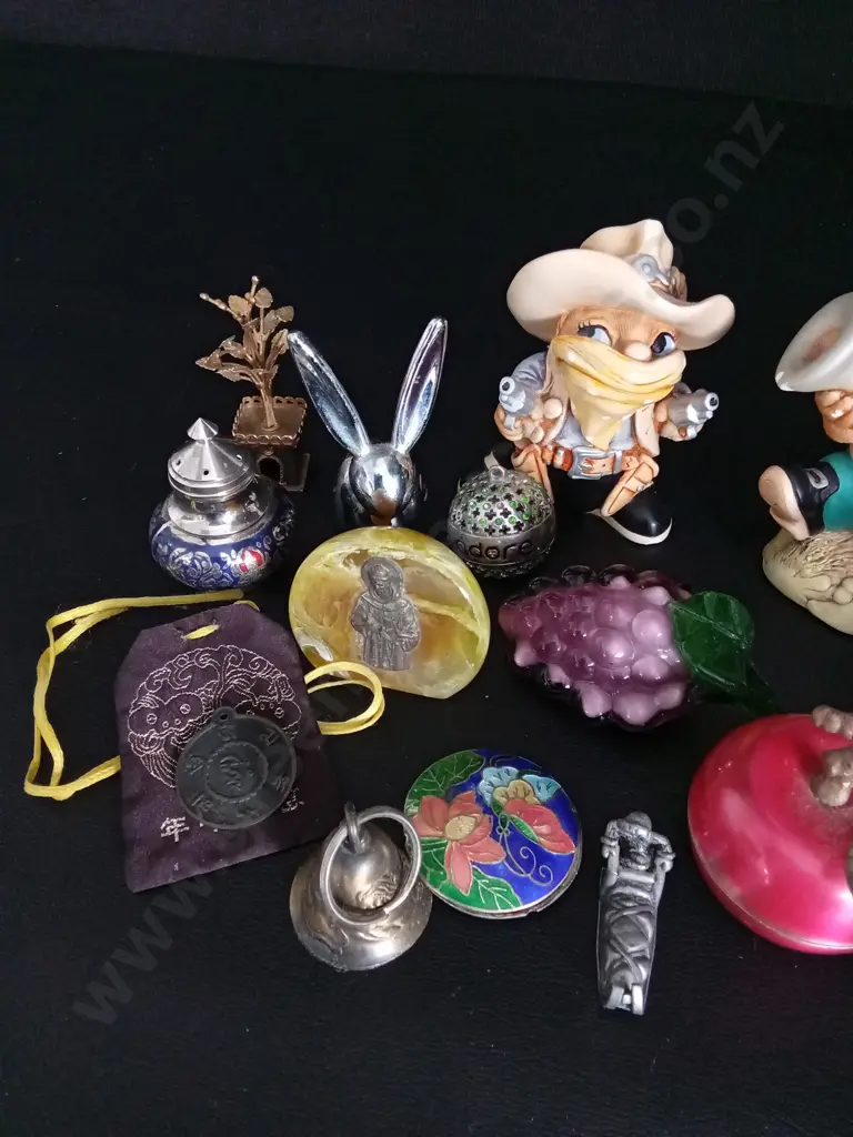 BOX OF TRINKETS TALLEST H11CM Image 1++