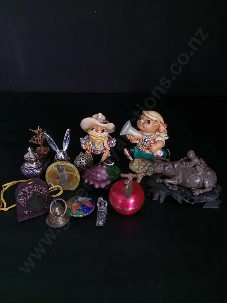 BOX OF TRINKETS TALLEST H11CM Image 1++