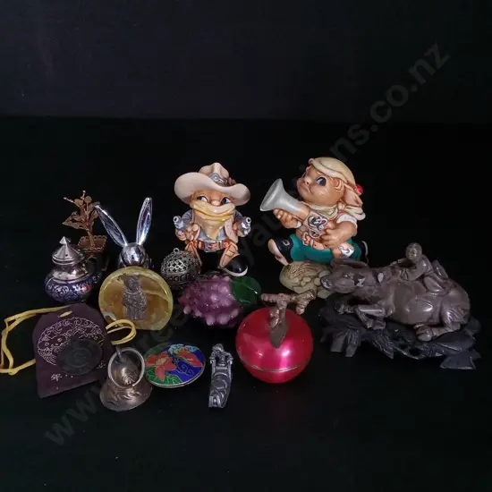 BOX OF TRINKETS TALLEST H11CM
