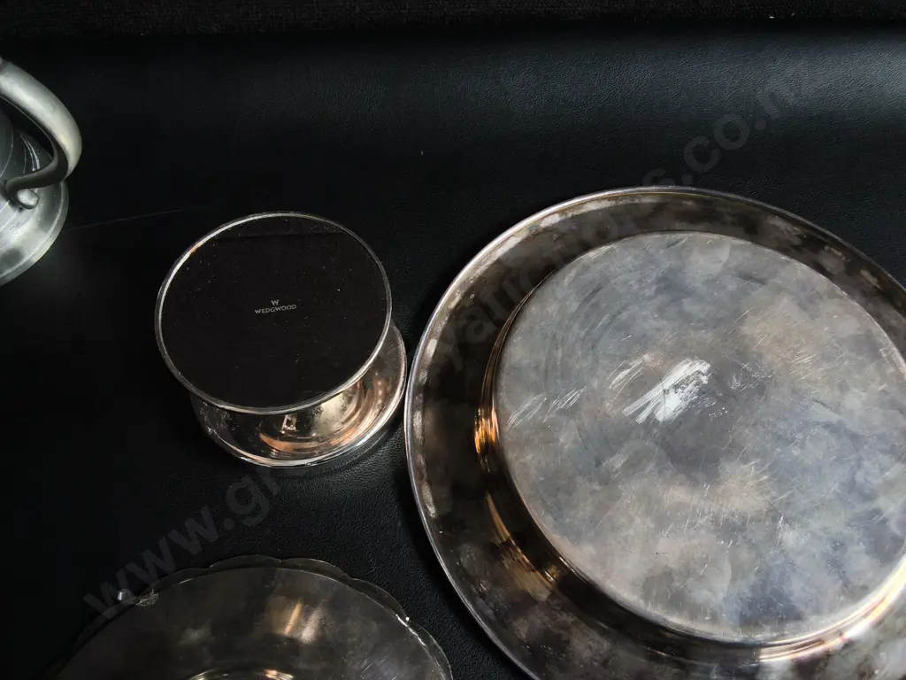 COLLECTION OF VINTAGE SILVER PLATED TABLEWARE, INCLUDING SMALL SERVING PLATES, PEDESTAL DISH, TANKARD, WIDEST DIA 24 CM Image 1++