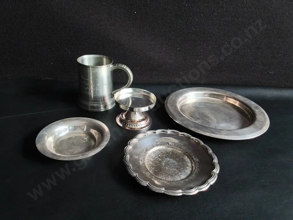 COLLECTION OF VINTAGE SILVER PLATED TABLEWARE, INCLUDING SMALL SERVING PLATES, PEDESTAL DISH, TANKARD, WIDEST DIA 24 CM Image 1++