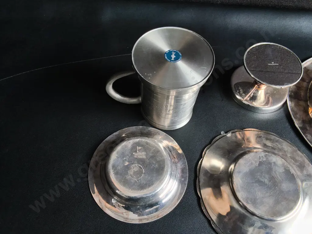 COLLECTION OF VINTAGE SILVER PLATED TABLEWARE, INCLUDING SMALL SERVING PLATES, PEDESTAL DISH, TANKARD, WIDEST DIA 24 CM Image 1++