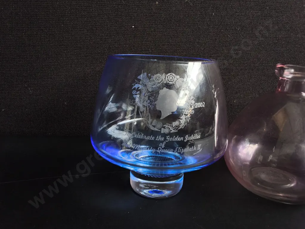 4 DECORATIVE GLASS ITEMS, INCLUDING COMMEMORATIVE BLUE GLASS AND PAIR OF SKULL BOTTLES, TALLEST H 16 CM Image 1++