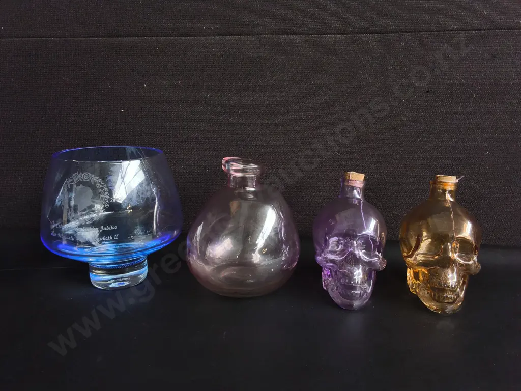 4 DECORATIVE GLASS ITEMS, INCLUDING COMMEMORATIVE BLUE GLASS AND PAIR OF SKULL BOTTLES, TALLEST H 16 CM Image 1++