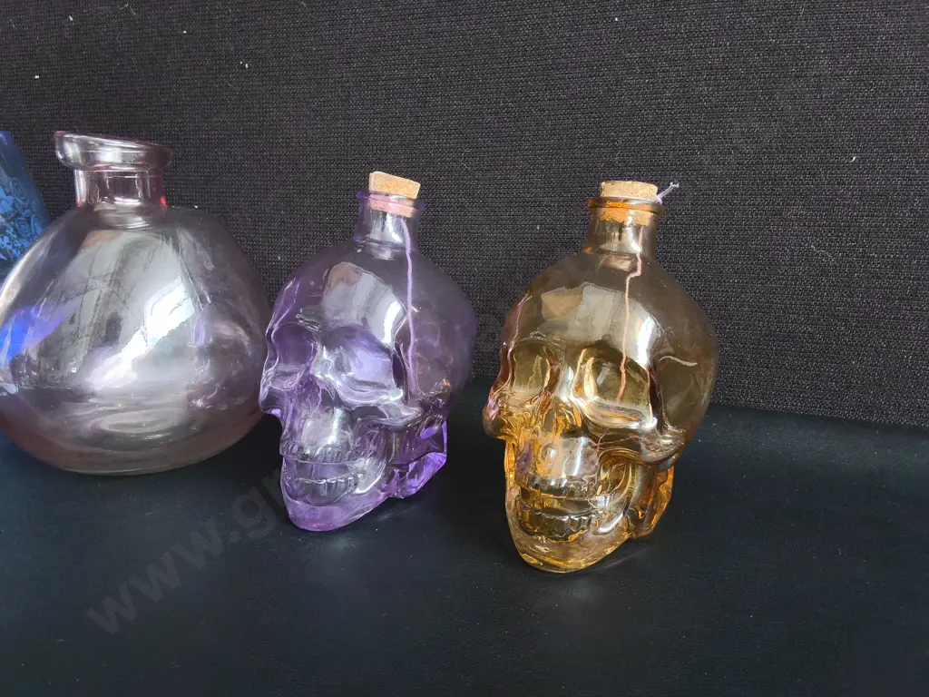 4 DECORATIVE GLASS ITEMS, INCLUDING COMMEMORATIVE BLUE GLASS AND PAIR OF SKULL BOTTLES, TALLEST H 16 CM Image 1++