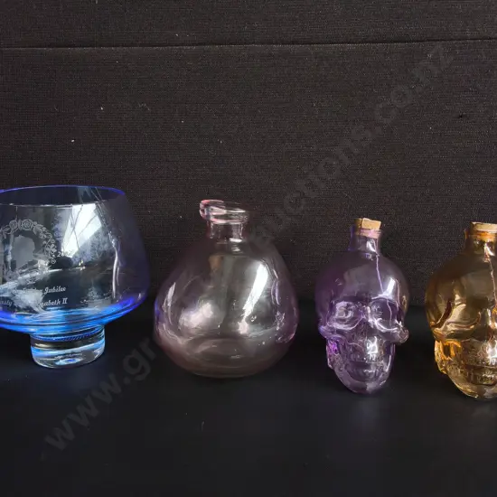 4 DECORATIVE GLASS ITEMS, INCLUDING COMMEMORATIVE BLUE GLASS AND PAIR OF SKULL BOTTLES, TALLEST H 16 CM