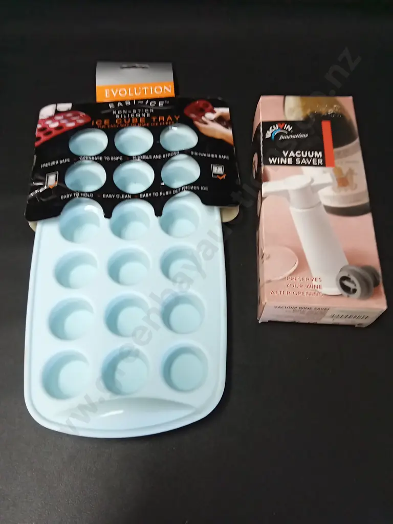 ICE WINE COOLER, WINE VACUUM SAVER, STAINLESS STEEL ICE BUCKET AND AN ICE TRAY Image 1++