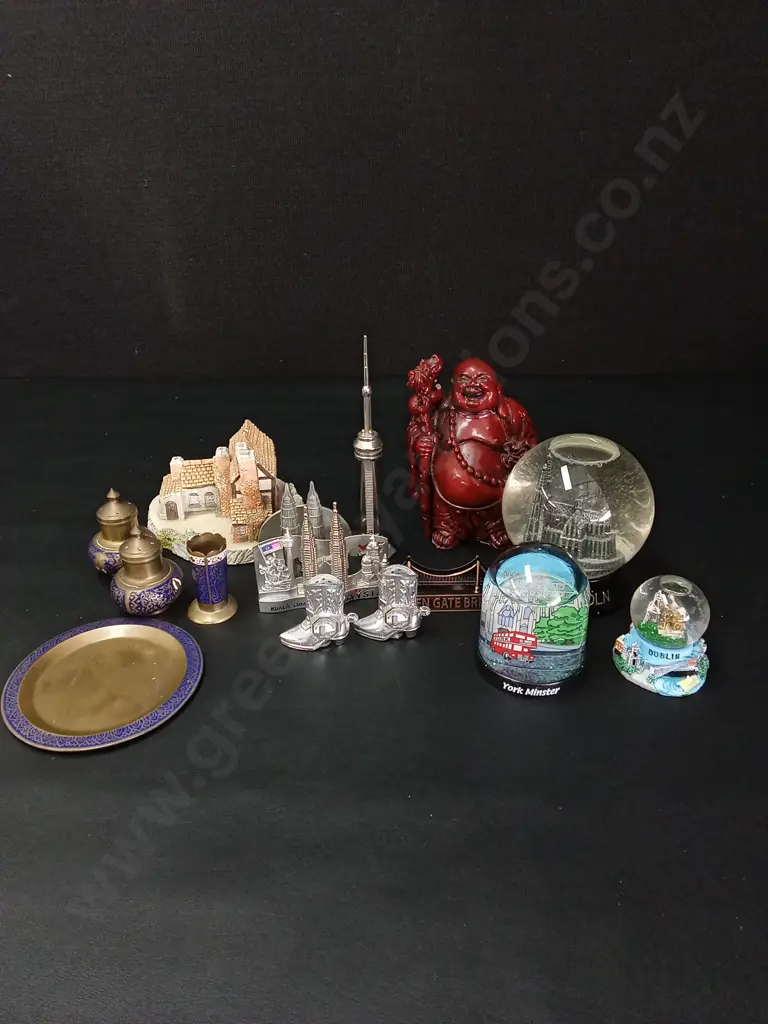 COLLECTION OF SOUVINERS TALLEST H16CM Image 1++
