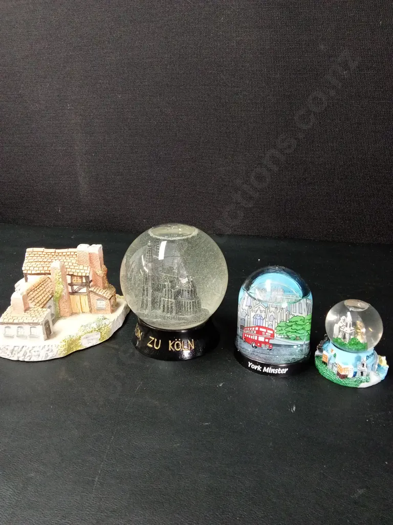 COLLECTION OF SOUVINERS TALLEST H16CM Image 1++