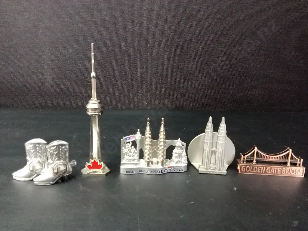 COLLECTION OF SOUVINERS TALLEST H16CM Image 1++
