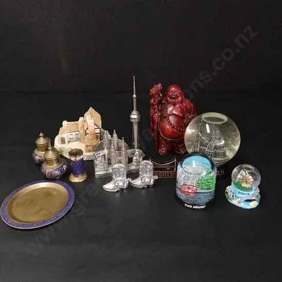 COLLECTION OF SOUVINERS TALLEST H16CM