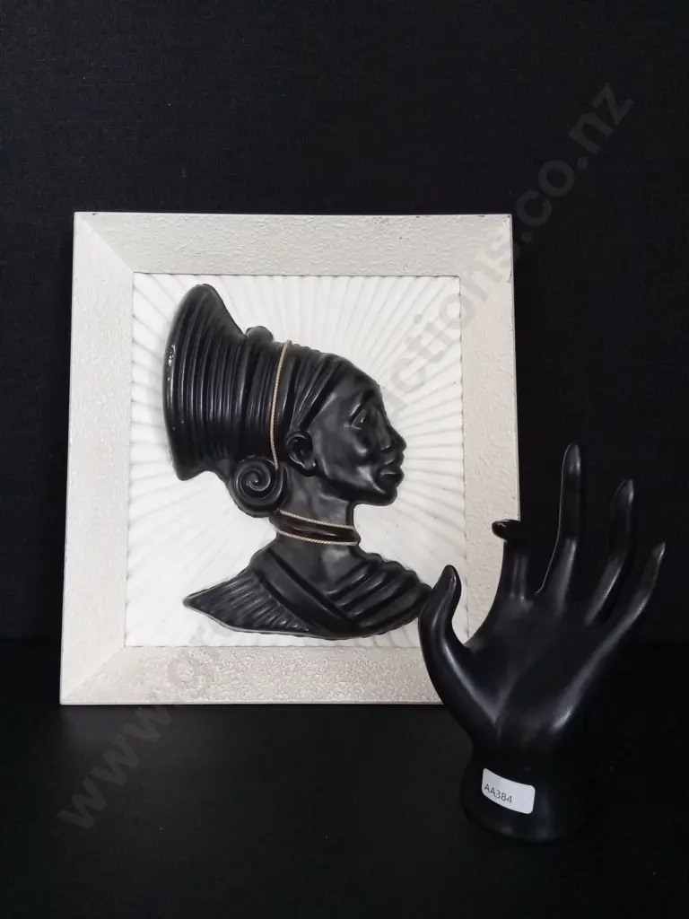 ART DECO-STYLE NUBIAN QUEEN WALL ART 28 X 30CM AND A MANNEQUIN HAND H15CM Image 1++