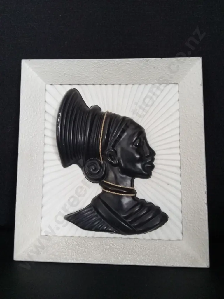 ART DECO-STYLE NUBIAN QUEEN WALL ART 28 X 30CM AND A MANNEQUIN HAND H15CM Image 1++