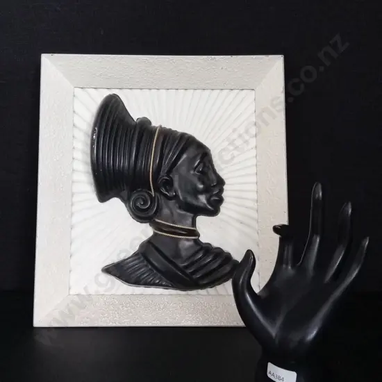 ART DECO-STYLE NUBIAN QUEEN WALL ART 28 X 30CM AND A MANNEQUIN HAND H15CM
