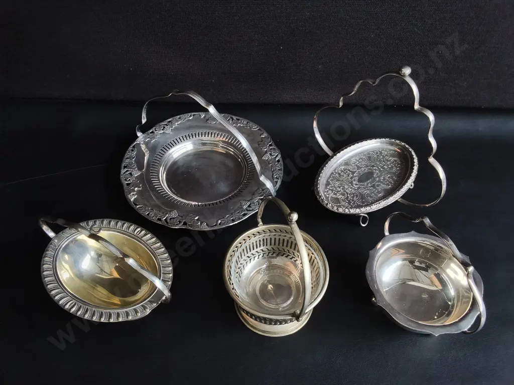 COLLECTION OF VINTAGE SILVER PLATED SERVINGWARE, 5 PIECES, WIDEST DIA 23 CM Image 1++