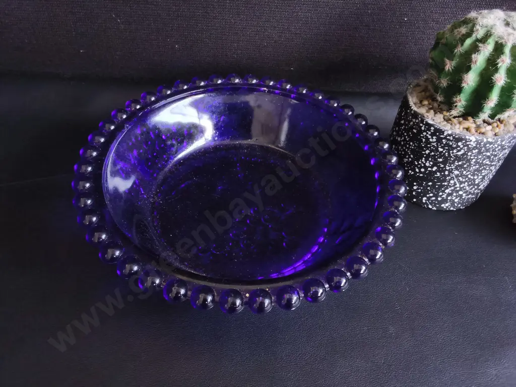 COBALT BLUE GLASS BOWL AND 2 ARTIFICIAL PLANTS, WIDEST DIA 25 CM Image 1++