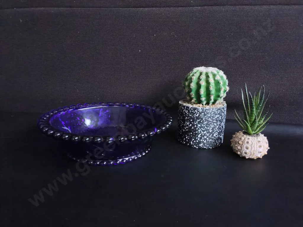 COBALT BLUE GLASS BOWL AND 2 ARTIFICIAL PLANTS, WIDEST DIA 25 CM Image 1++