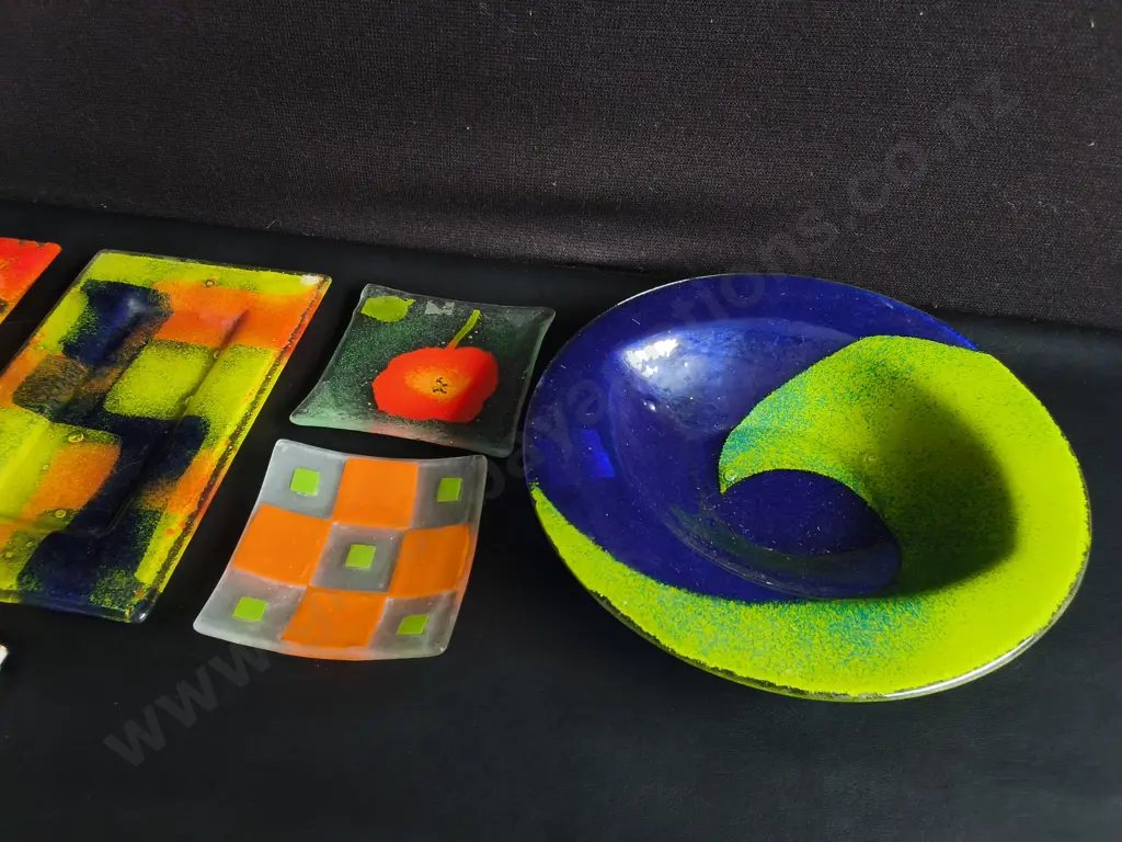 COLLECTION OF VIBRANT GLASS AND CERAMIC COASTERS AND PLATTERS. WIDEST DIA 32 CM Image 1++