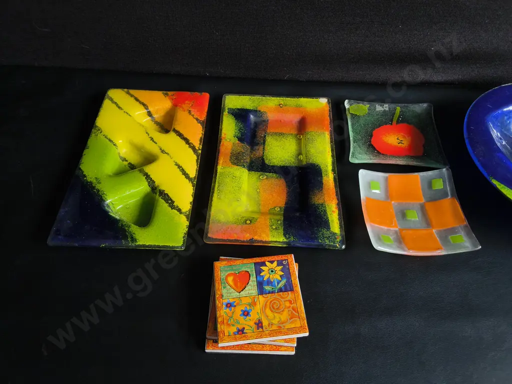 COLLECTION OF VIBRANT GLASS AND CERAMIC COASTERS AND PLATTERS. WIDEST DIA 32 CM Image 1++