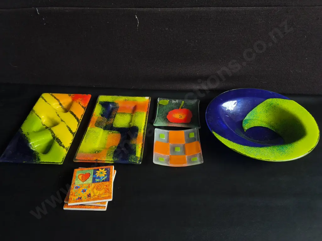 COLLECTION OF VIBRANT GLASS AND CERAMIC COASTERS AND PLATTERS. WIDEST DIA 32 CM Image 1++