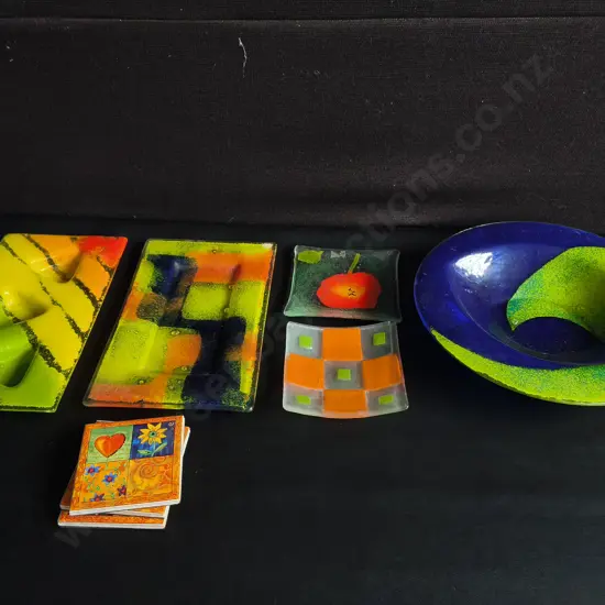 COLLECTION OF VIBRANT GLASS AND CERAMIC COASTERS AND PLATTERS. WIDEST DIA 32 CM