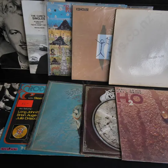 MIX OF 10 VINTAGE RECORDS