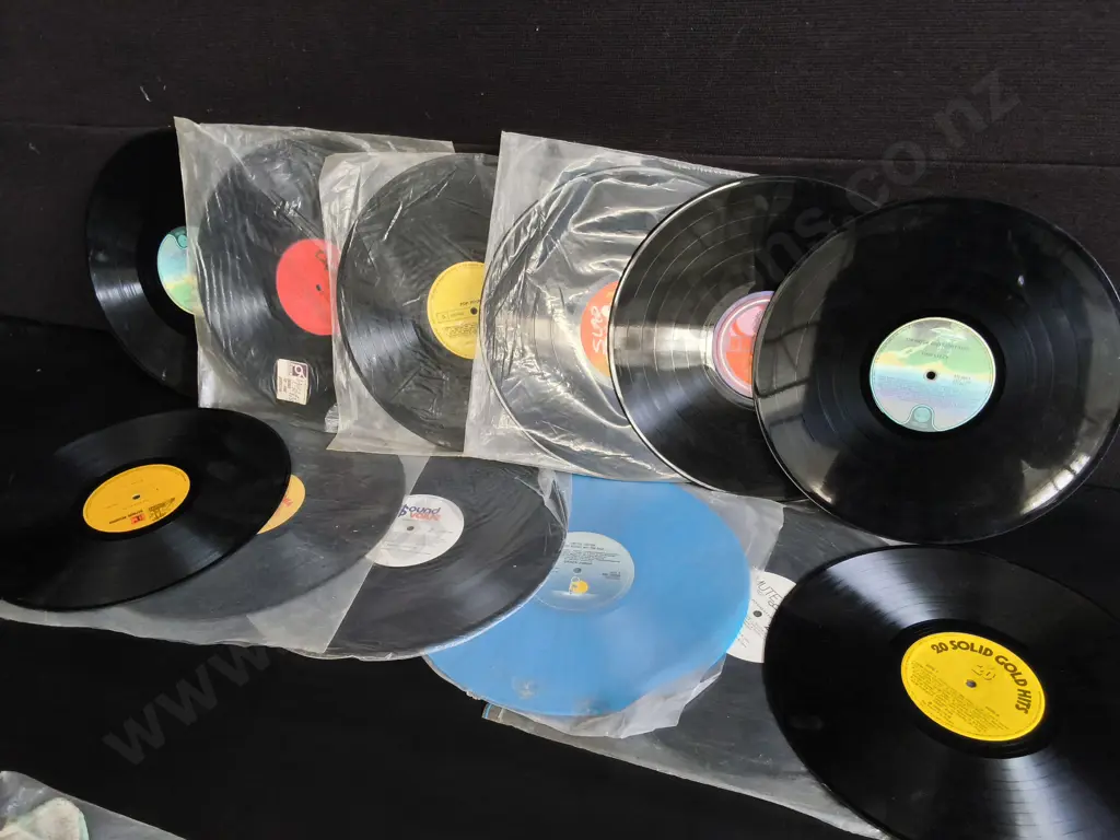 MIX OF 12 VINTAGE RECORDS, SLEEVELESS Image 1++