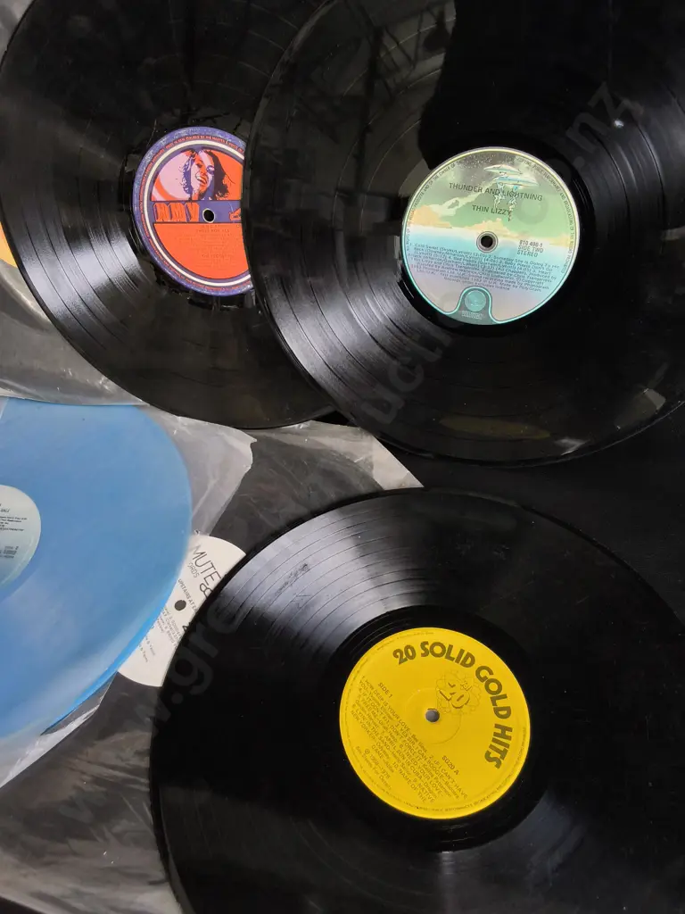 MIX OF 12 VINTAGE RECORDS, SLEEVELESS Image 1++