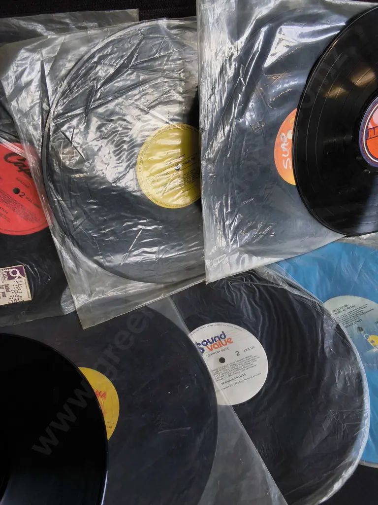 MIX OF 12 VINTAGE RECORDS, SLEEVELESS Image 1++