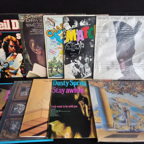 MIX OF 10 VINTAGE RECORDS
