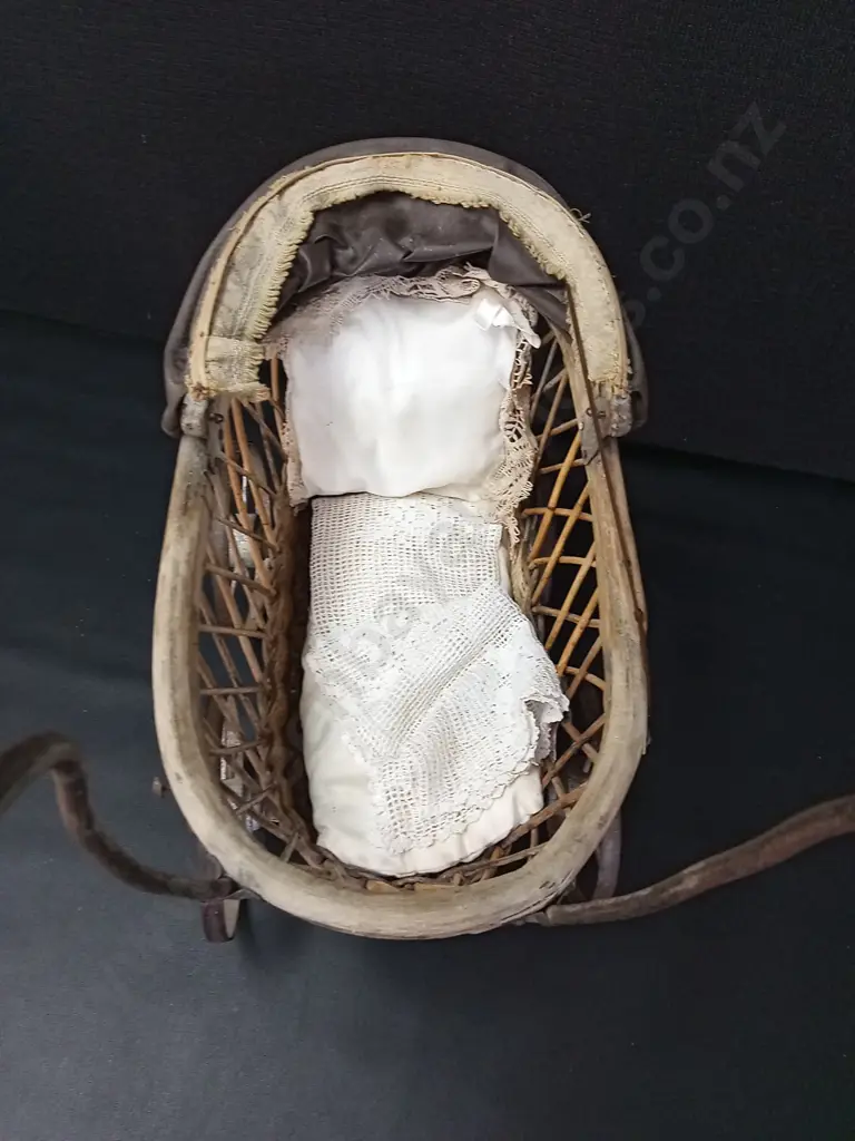 VINTAGE WICKER DOLL CARRIAGE HEIGHT OF HANDLE H49CM Image 1++