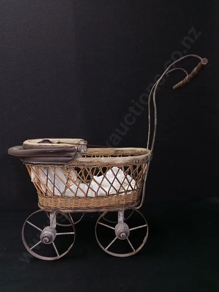 VINTAGE WICKER DOLL CARRIAGE HEIGHT OF HANDLE H49CM Image 1++