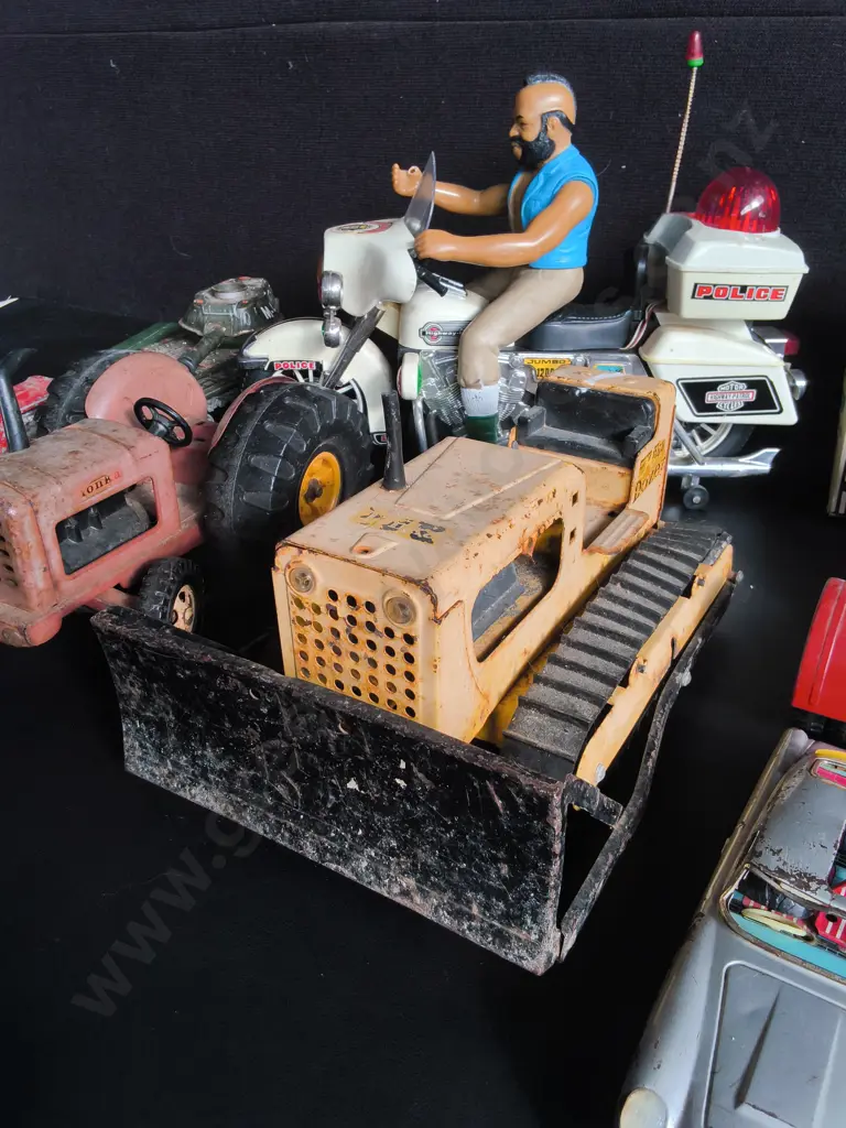 COLLECTION COLLECTION OF VINTAGE TOYS, INCLUDING VINTAGE FARM MACHINERY MODELS Image 1++