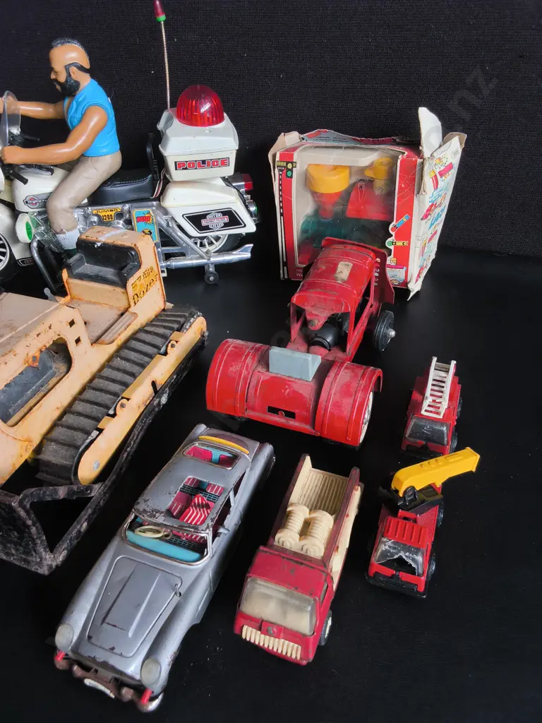 COLLECTION COLLECTION OF VINTAGE TOYS, INCLUDING VINTAGE FARM MACHINERY MODELS Image 1++