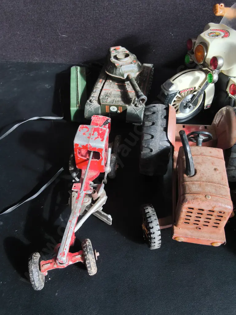 COLLECTION COLLECTION OF VINTAGE TOYS, INCLUDING VINTAGE FARM MACHINERY MODELS Image 1++