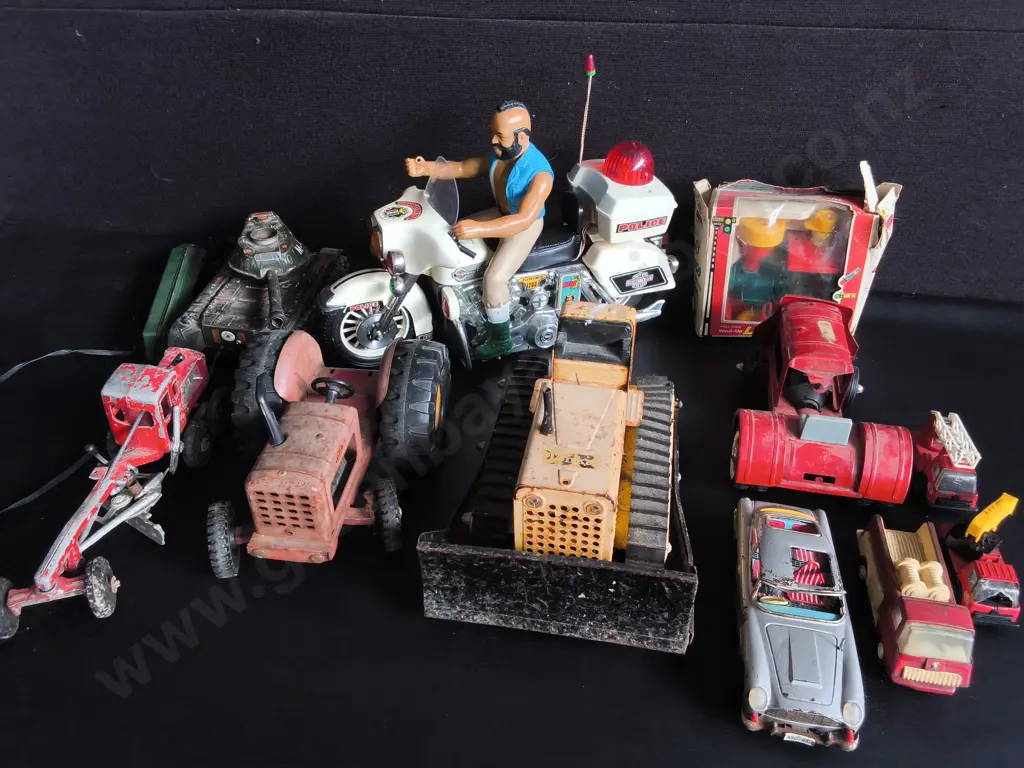 COLLECTION COLLECTION OF VINTAGE TOYS, INCLUDING VINTAGE FARM MACHINERY MODELS Image 1++
